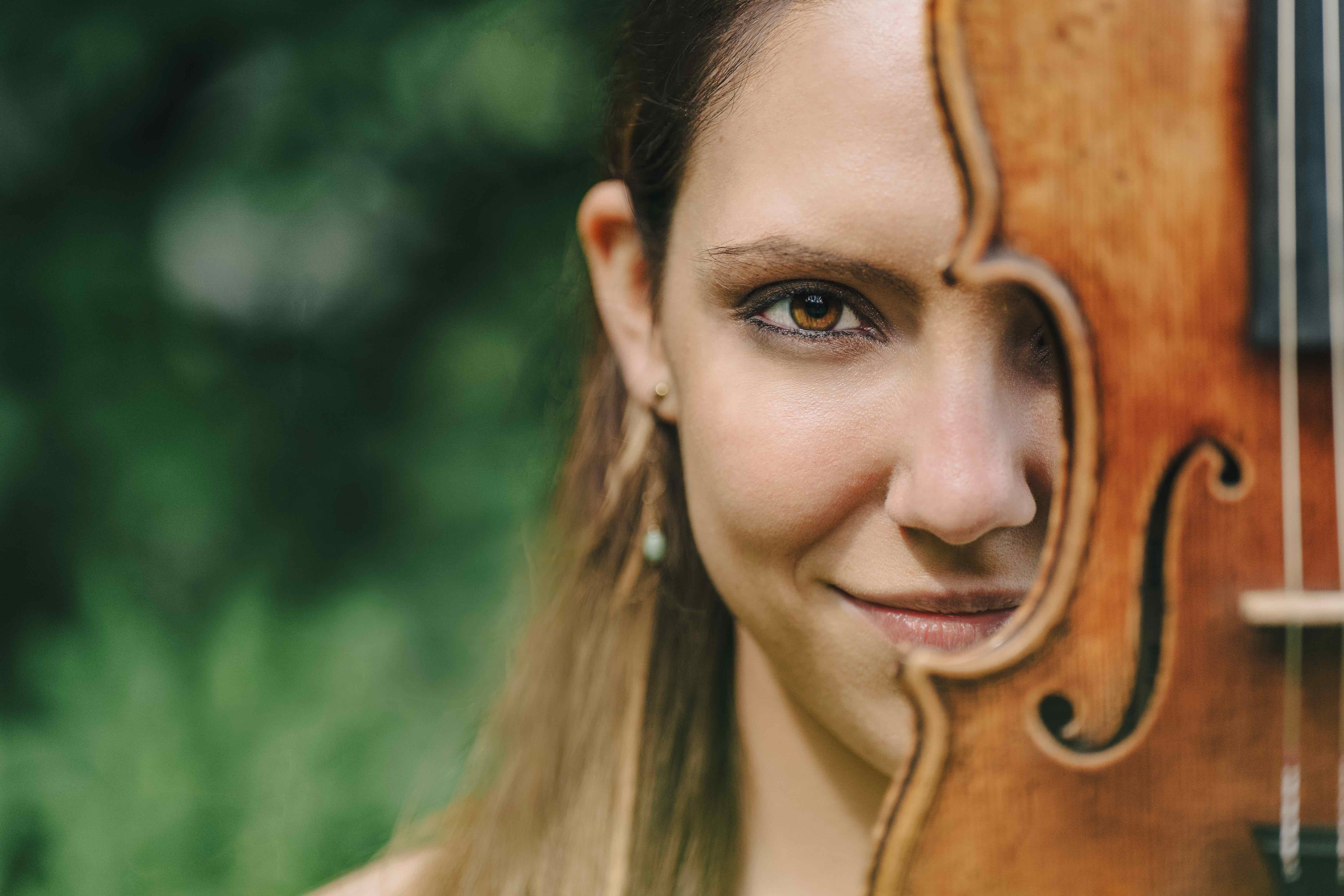 Photo of Alexandra Cooreman with her violin.