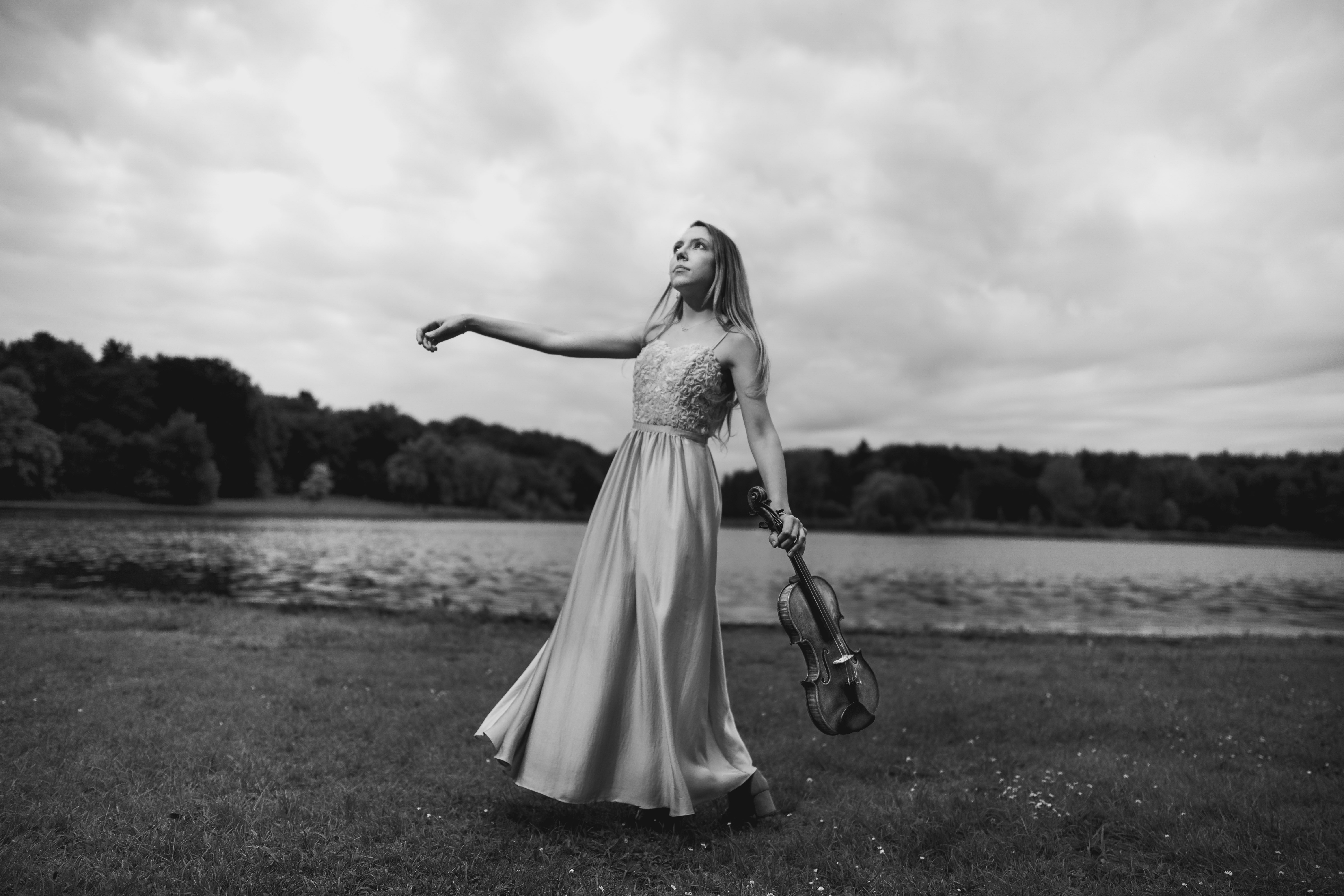 Photo of Alexandra Cooreman with her violin.
