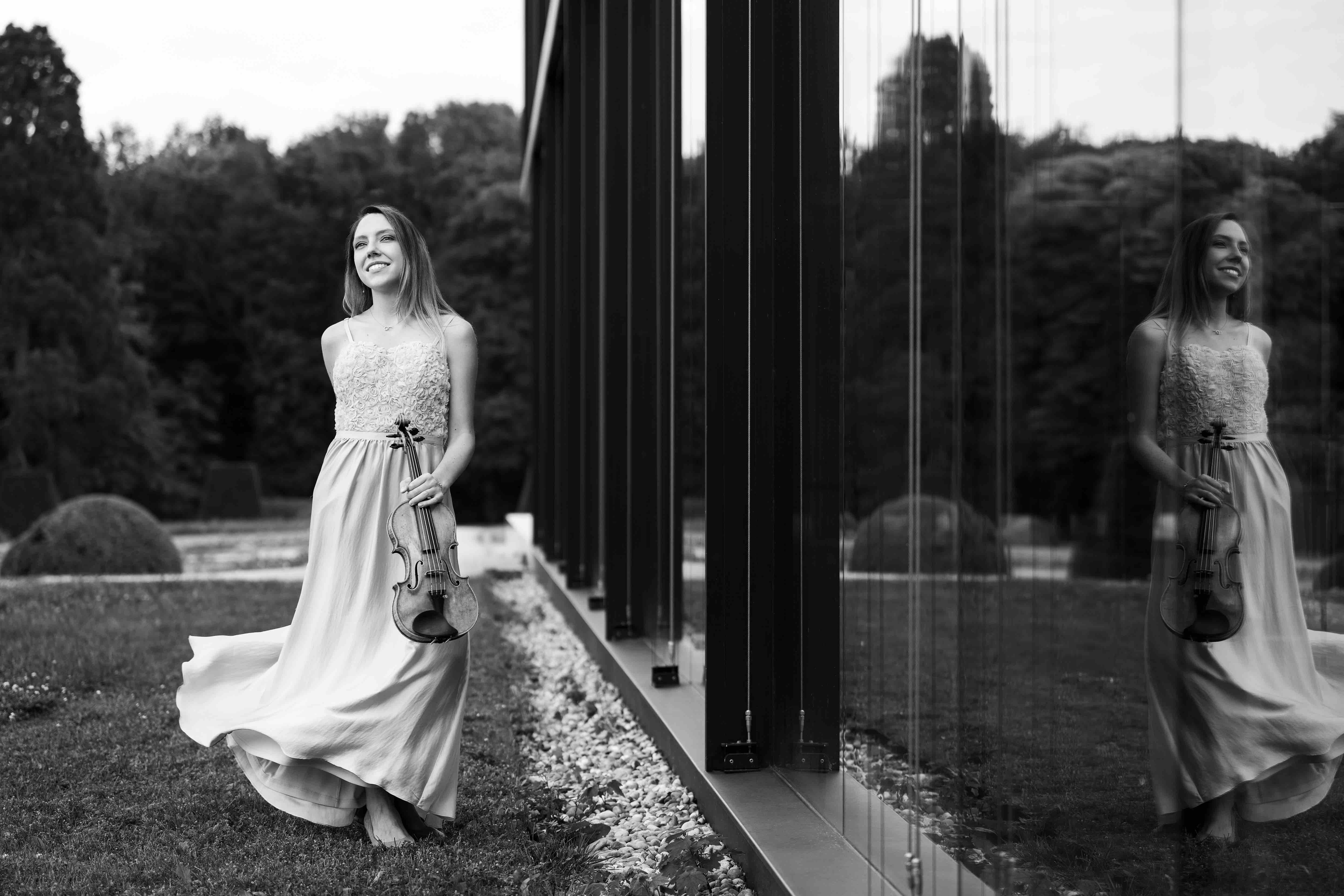 Photo of Alexandra Cooreman with her violin.